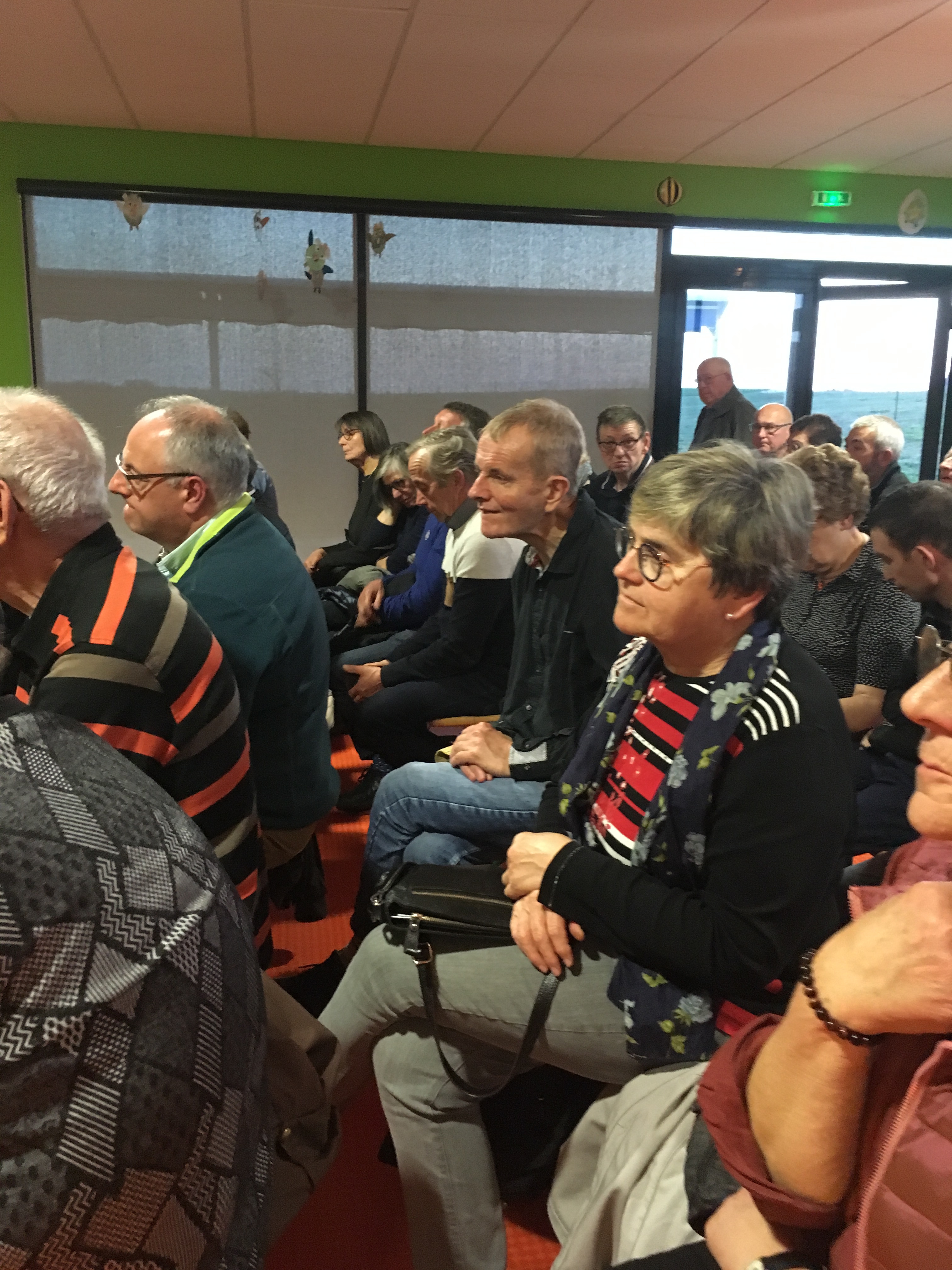 Dans la salle attentive de nouveaux administrateurs stagiaires Dans la salle attentive de nouveaux administrateurs stagiaires