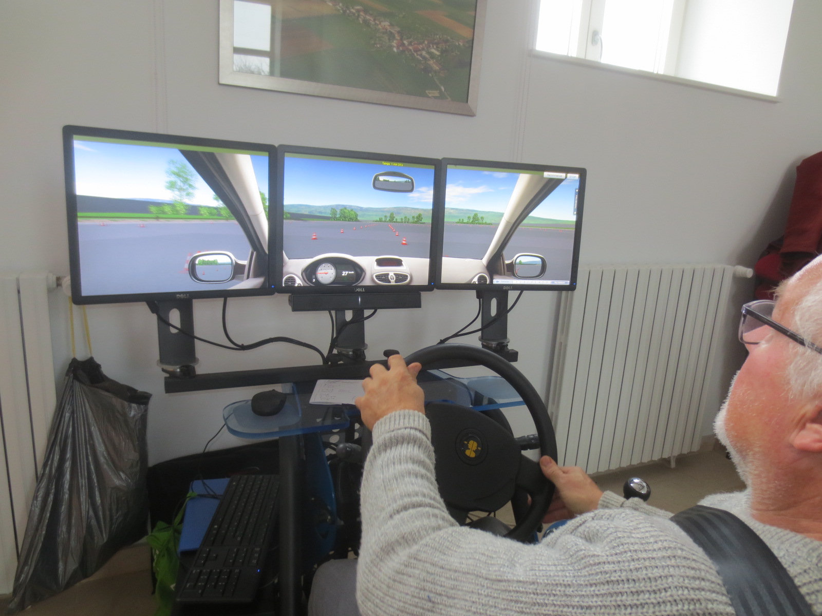 Au simulateur de conduite. Au simulateur de conduite.
