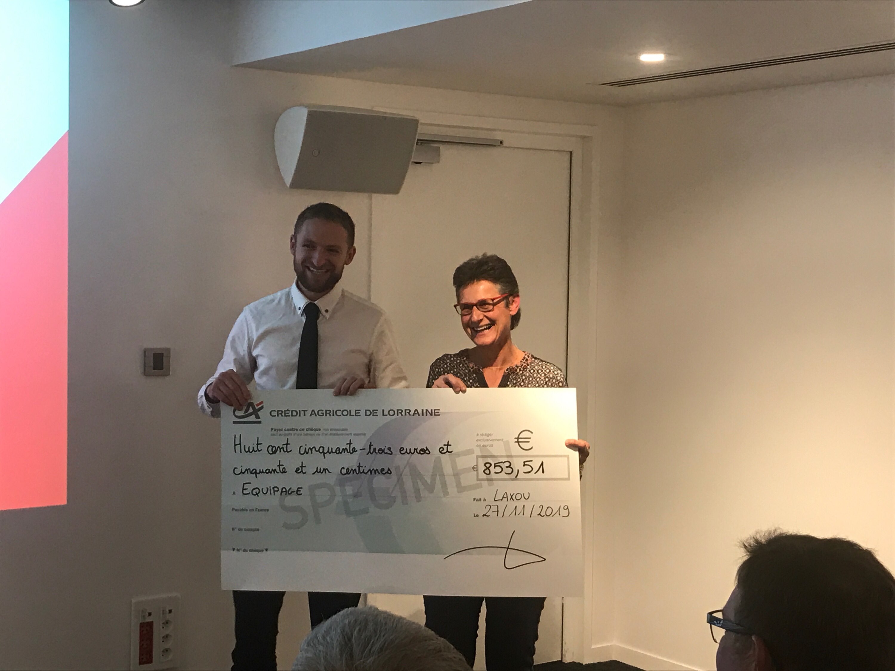 Maxence Rouffart a remis le chèque à la présidente d'Equipage. Maxence Rouffart a remis le chèque à la présidente d'Equipage.