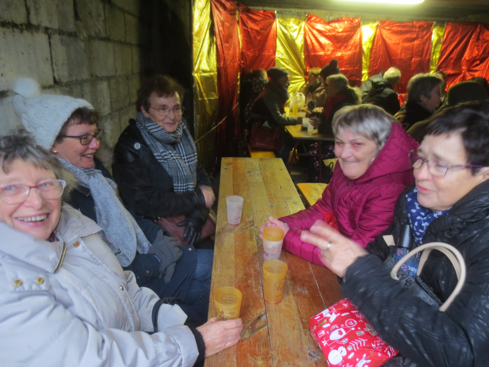 Déguster son vin chaud ou autre chose à l'abri , comme dans une grotte de Noêl!