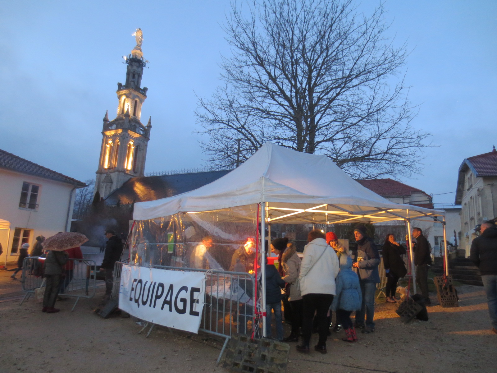C'est au soir, quand la nuit fait place aux lumières, que l'ambiance de No£l revêt son charme ! C'est au soir, quand la nuit fait place aux lumières, que l'ambiance de No£l revêt son charme !