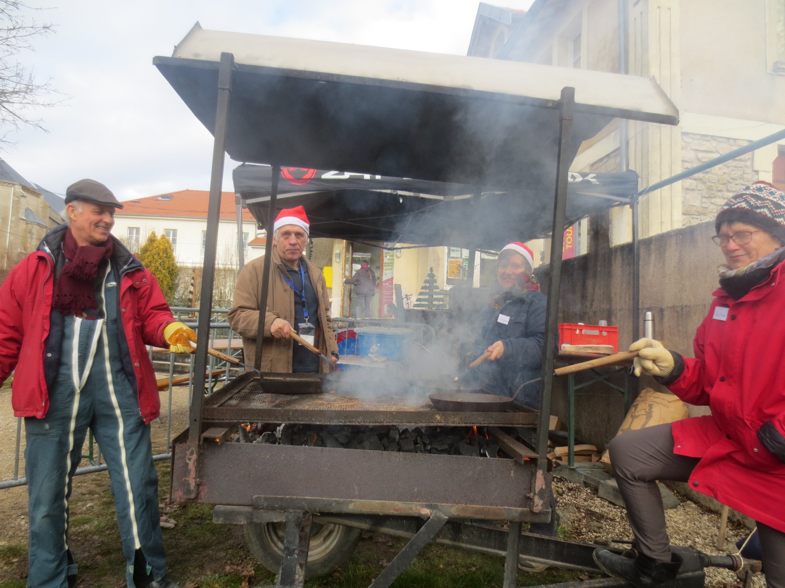 Les marrons chauds cuits sur place avec des poêles par les bénévoles. Les marrons chauds cuits sur place avec des poêles par les bénévoles.