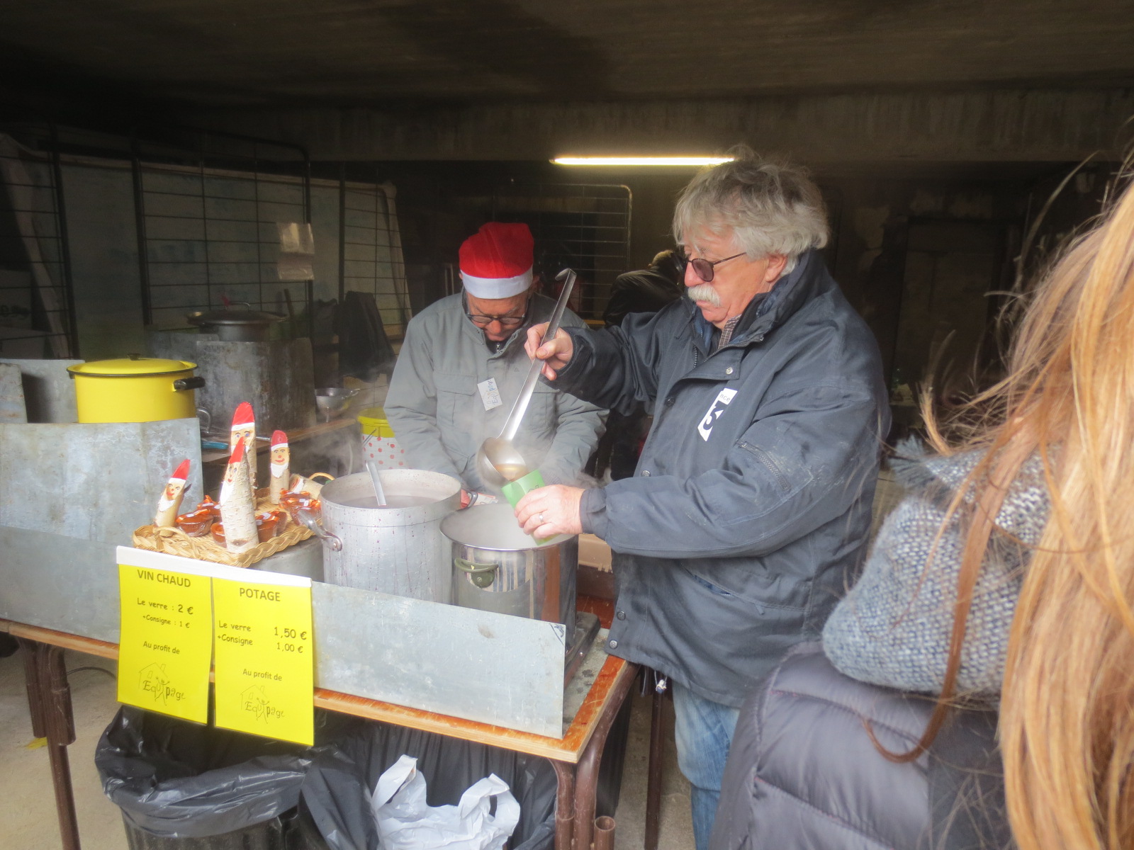 Service du vin et du potage.