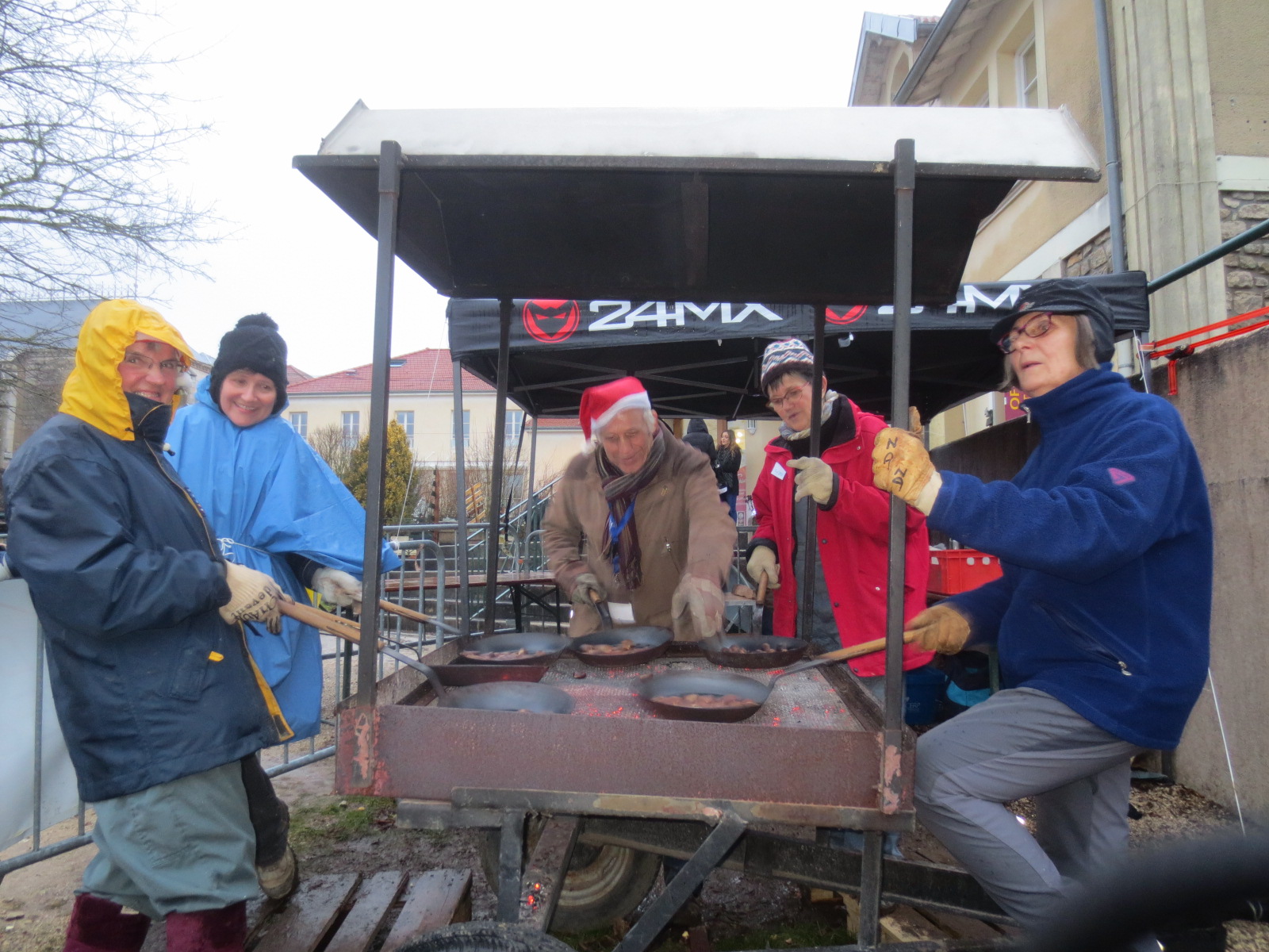 Aux marrons, l'équipe du dimanche a dû affronter le vent et la pluie , ... dans la bonne humeur!. Aux marrons, l'équipe du dimanche a dû affronter le vent et la pluie , ... dans la bonne humeur!.