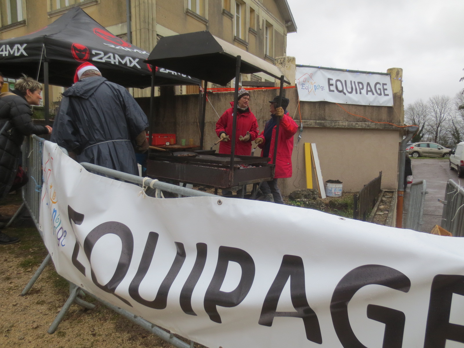 Un marché de Noël sauvé des eaux et du vent!