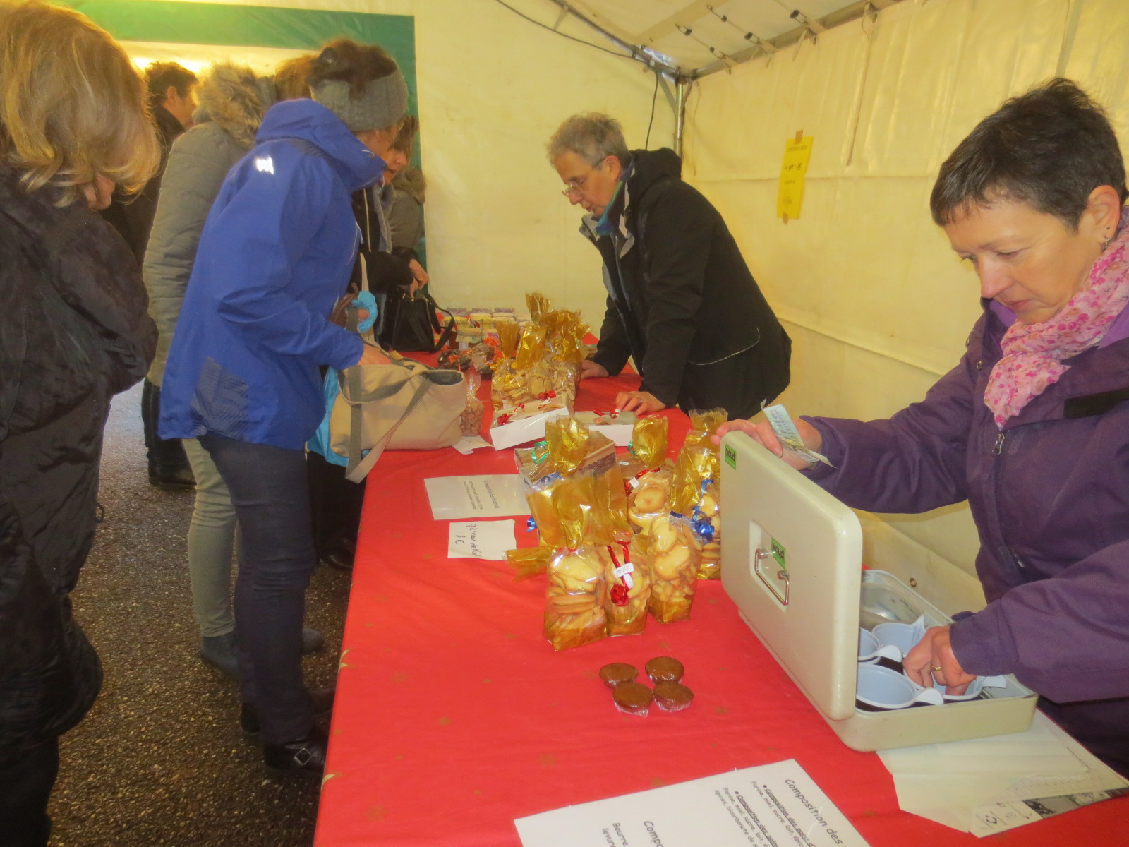 De nouvelles bénévoles se sont intégrées dans l'équipe. De nouvelles bénévoles se sont intégrées dans l'équipe.