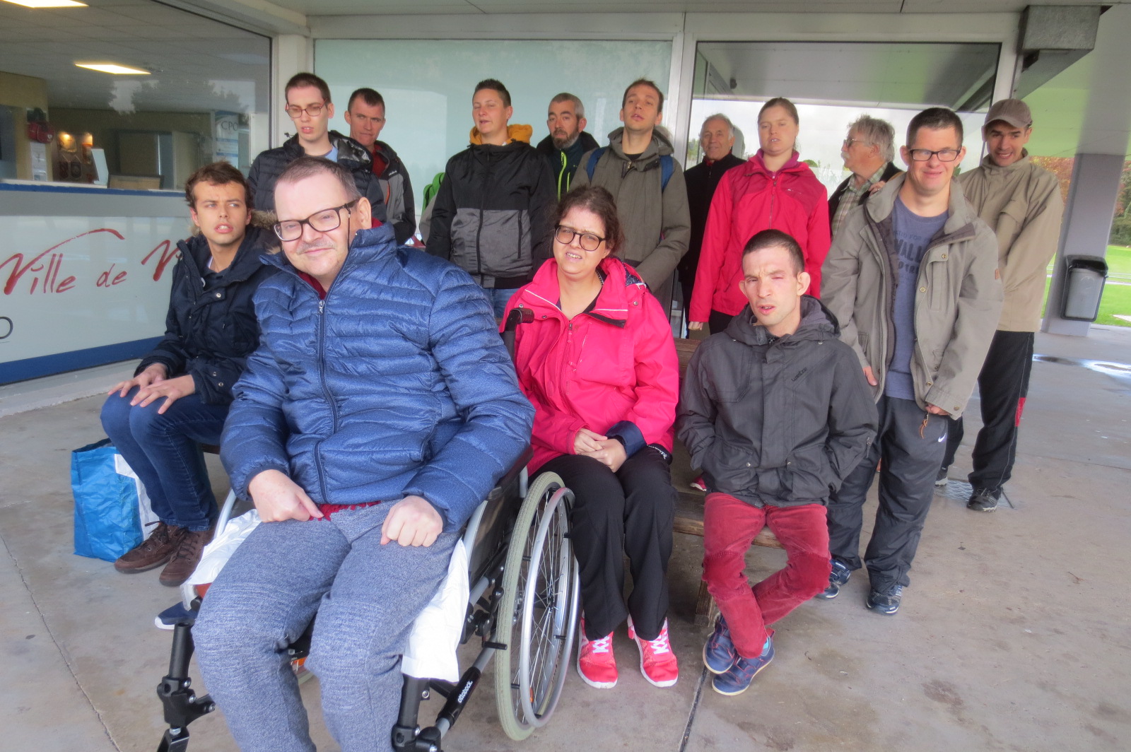 Le groupe des nageurs à l'entrée de la piscine olympique de Vittel