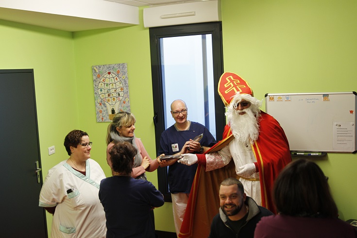 Les membres du personnel reçoivent leur chocolat avant le départ Les membres du personnel reçoivent leur chocolat avant le départ