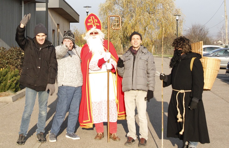 Avant le départ du cortège, sur le seuil du FAS.