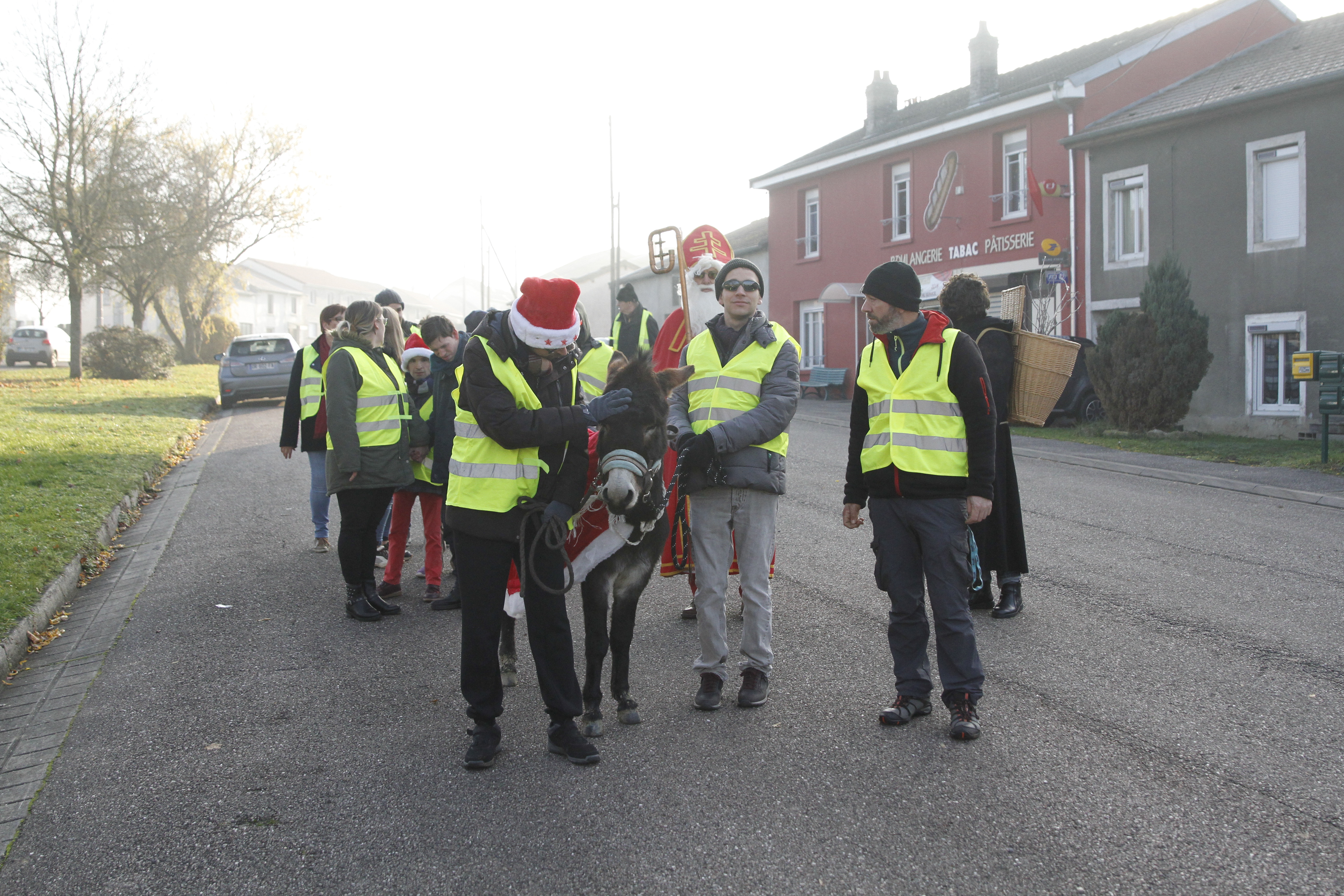 Dans les rues de Diarville, le cortège s'avance.