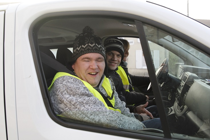 Certains passagers avait trouvé des transports en commun qui roulaient... Certains passagers avait trouvé des transports en commun qui roulaient...