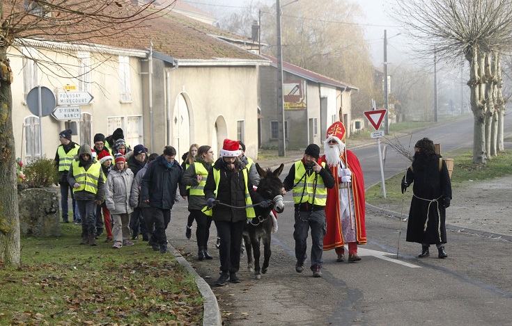 Au carrefour avec tout le cortège, accompagné par ... un léger brouillard.