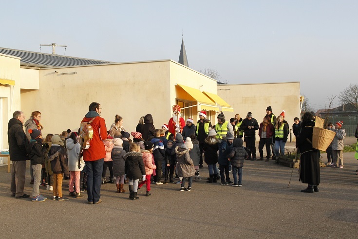 Les résidents du FAS en accompagnateurs de St NIcolas et les enfants de la Maternelle de Diarville ....