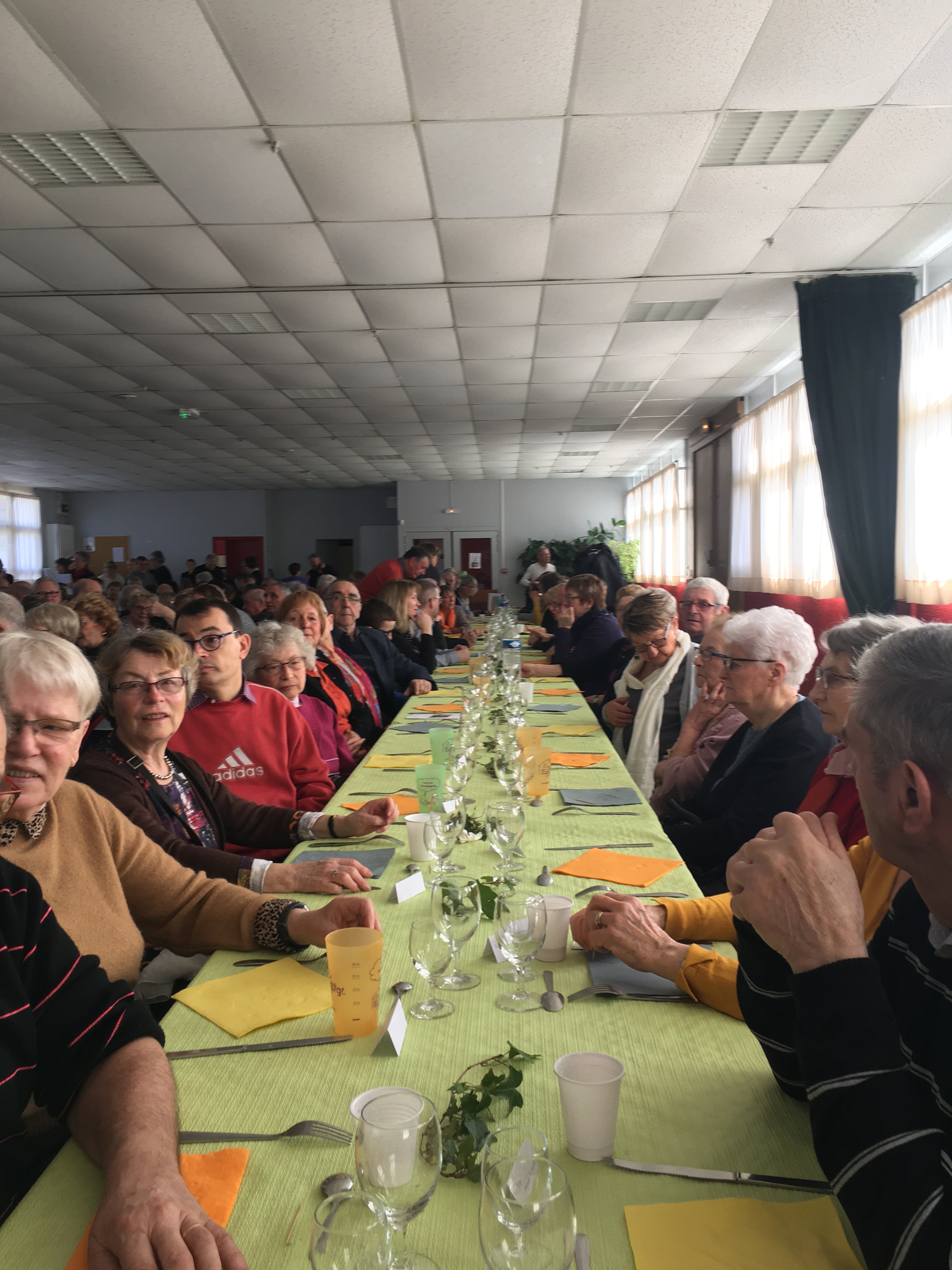 Du soleil sur les tables à Bralleville