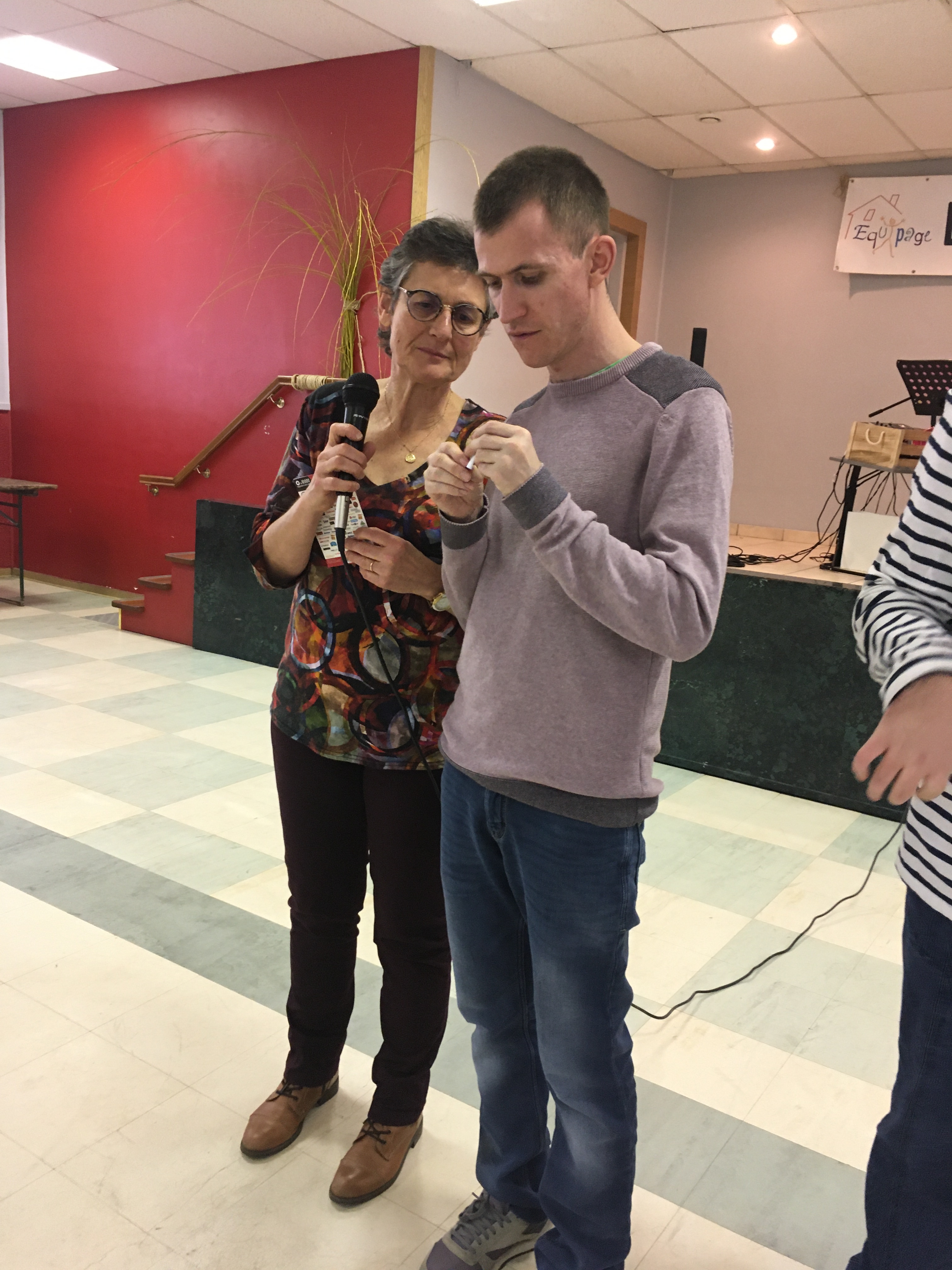 Kevin et Quentin assitent la présidente à la loterie Kevin et Quentin assitent la présidente à la loterie