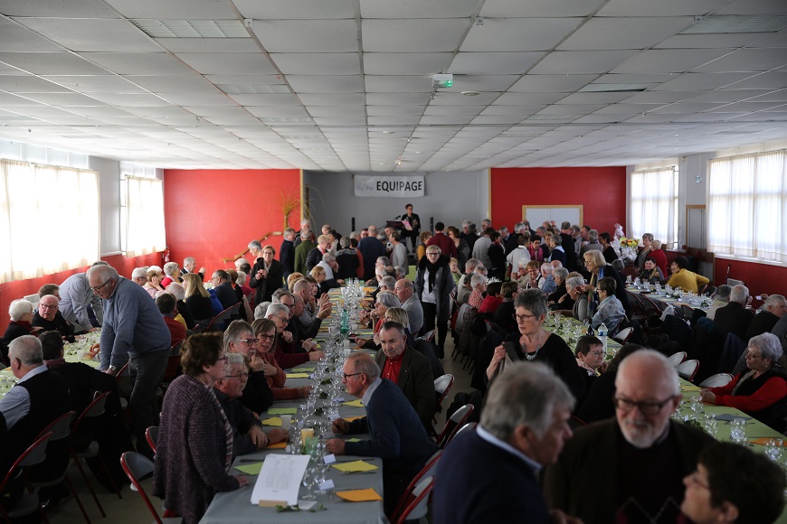 Une belle salle de convives solidaires