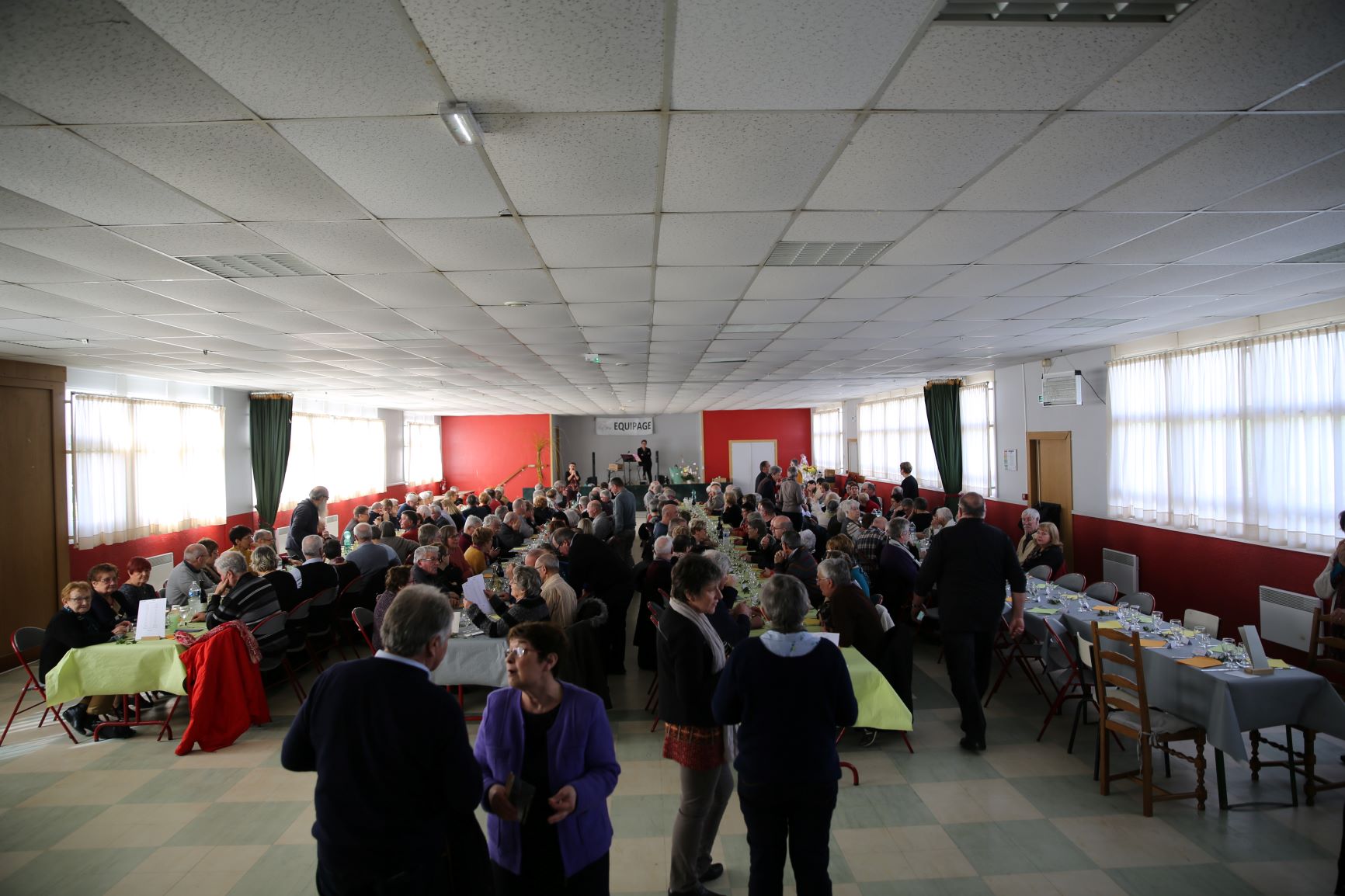 Impressionnante la salle de Bralleville au moment où les convives ont regagné leurs tables. Impressionnante la salle de Bralleville au moment où les convives ont regagné leurs tables.