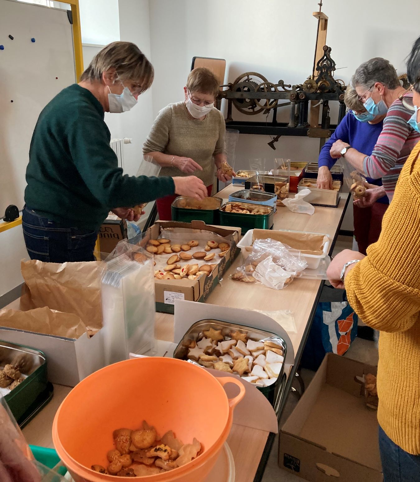 Emballage des pâtisseries à la salle de Laloeuf