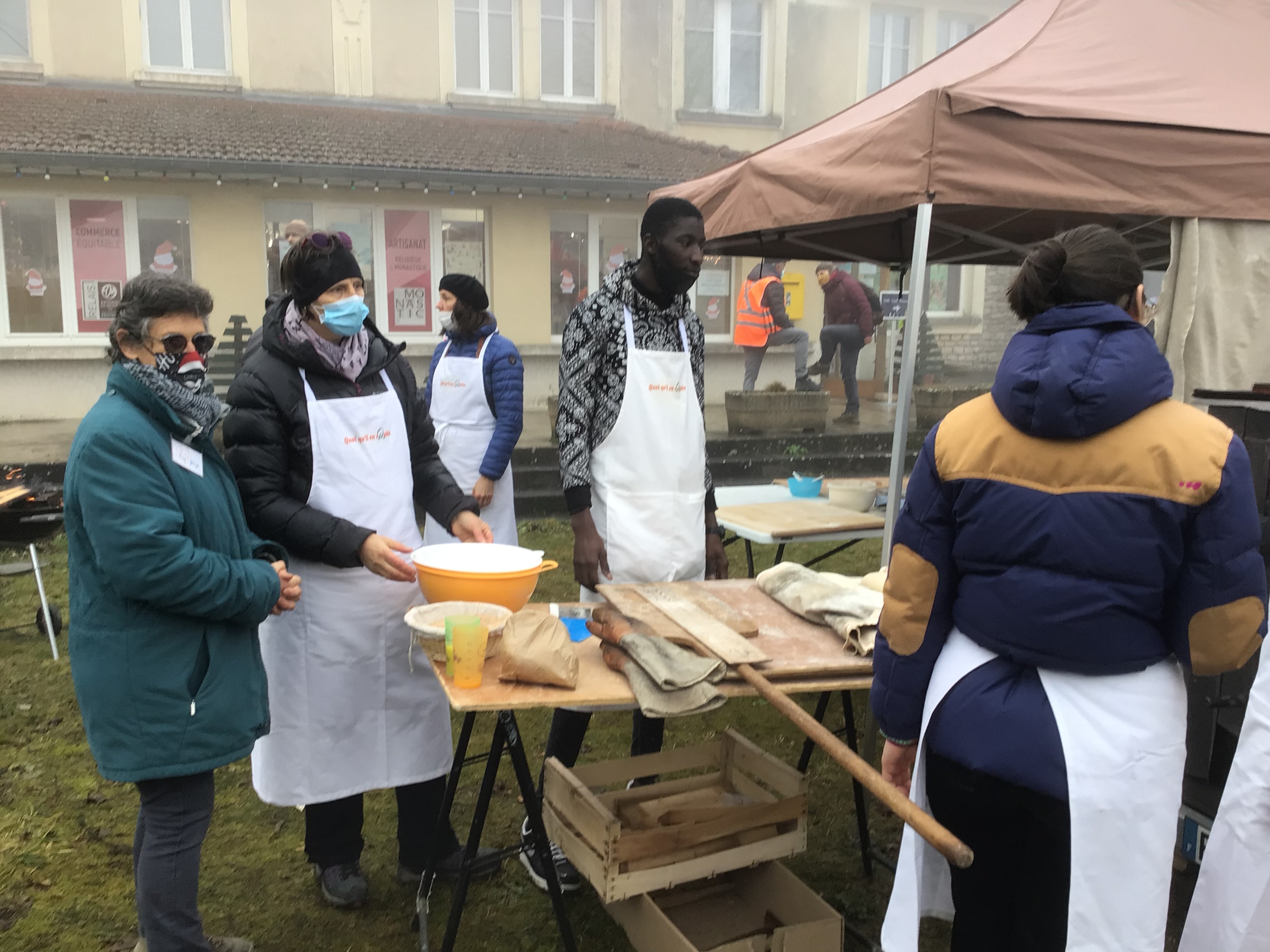 Dominique Griffaton et nos jeunes bénévoles en voisins au stand des boulangers solidaires