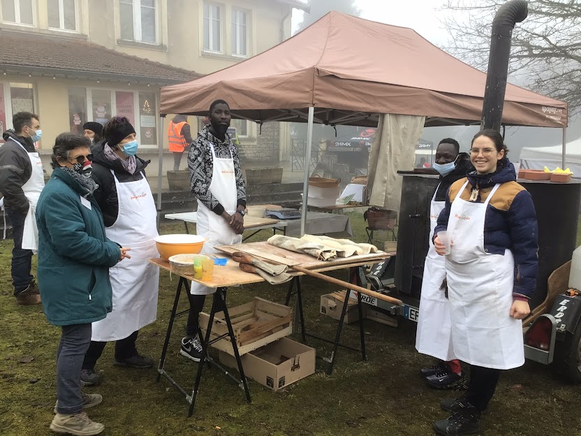 La présidente d'Equipage sur le stand des boulangers avec les jeunes.