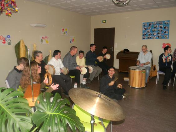 le mini-concert autour de Christophe a enchanté toute l'assemblée le mini-concert autour de Christophe a enchanté toute l'assemblée
