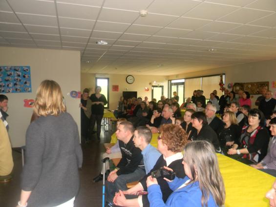 prés d'une centaine de personnes ont assisté au spectacle offert par les résidents prés d'une centaine de personnes ont assisté au spectacle offert par les résidents