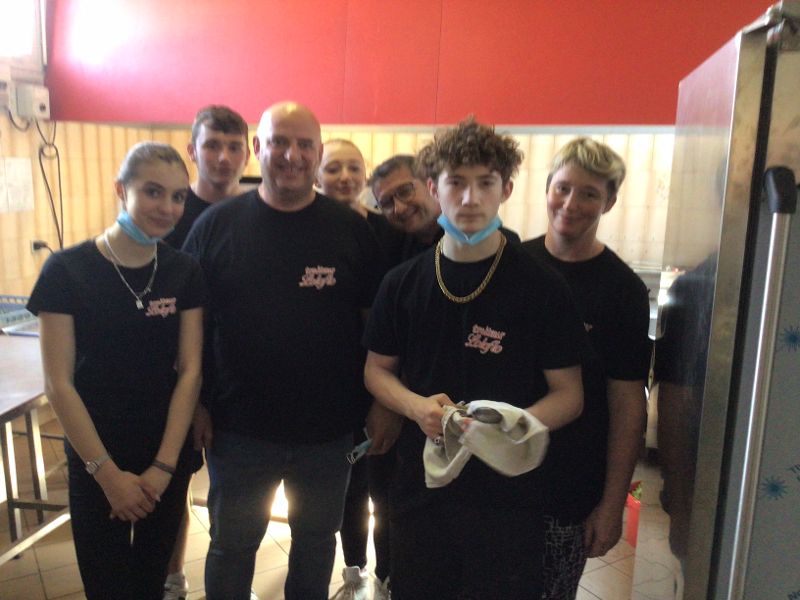 L'equipe traiteurs  : professionnels et bénévoles L'equipe traiteurs  : professionnels et bénévoles