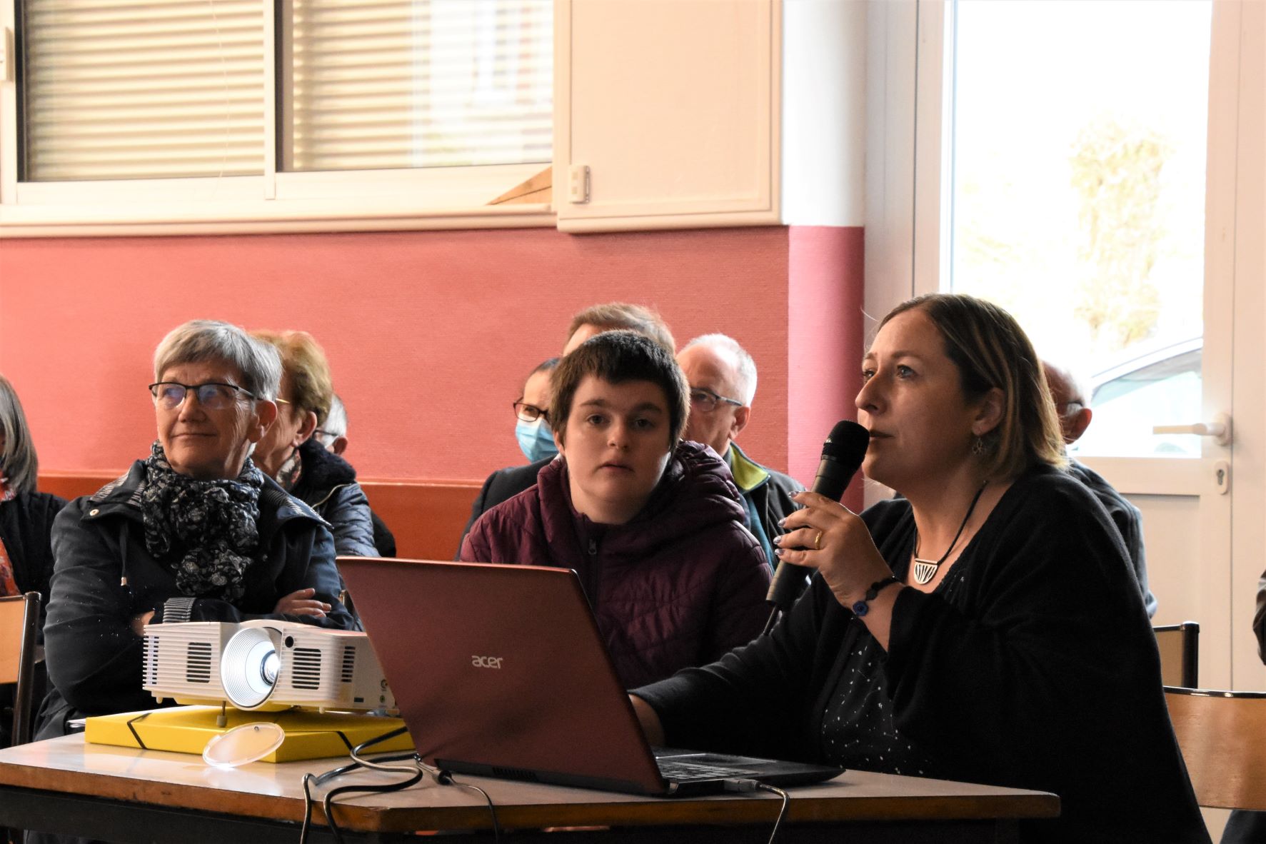 Cristelle Watrin, avec à ses côtés Laura la présidente du Conseil de la Vie Sociale du FAS.