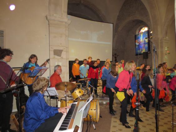 de jeunes chanteurs et chanteuses