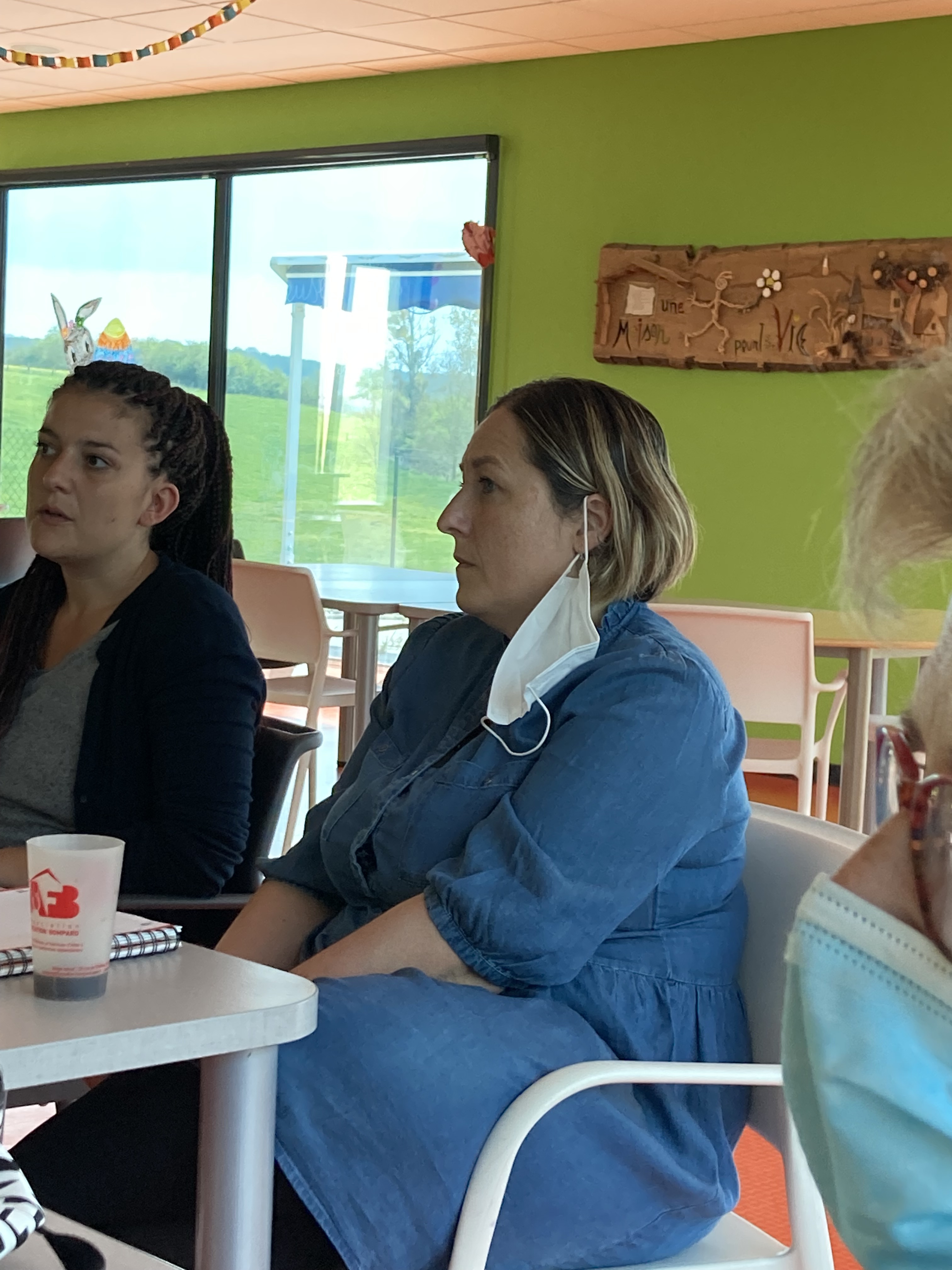 Cristelle Watrin, directrice du FAS et  Camille la psychologue animent les débats Cristelle Watrin, directrice du FAS et  Camille la psychologue animent les débats