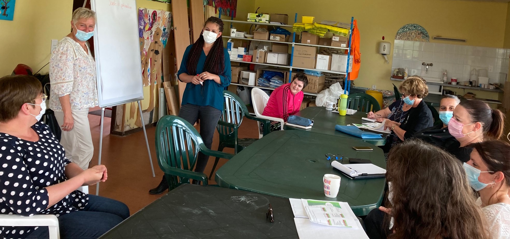 Lors de la réunion du 31 mai, Nathalie et Camille à l'animation.