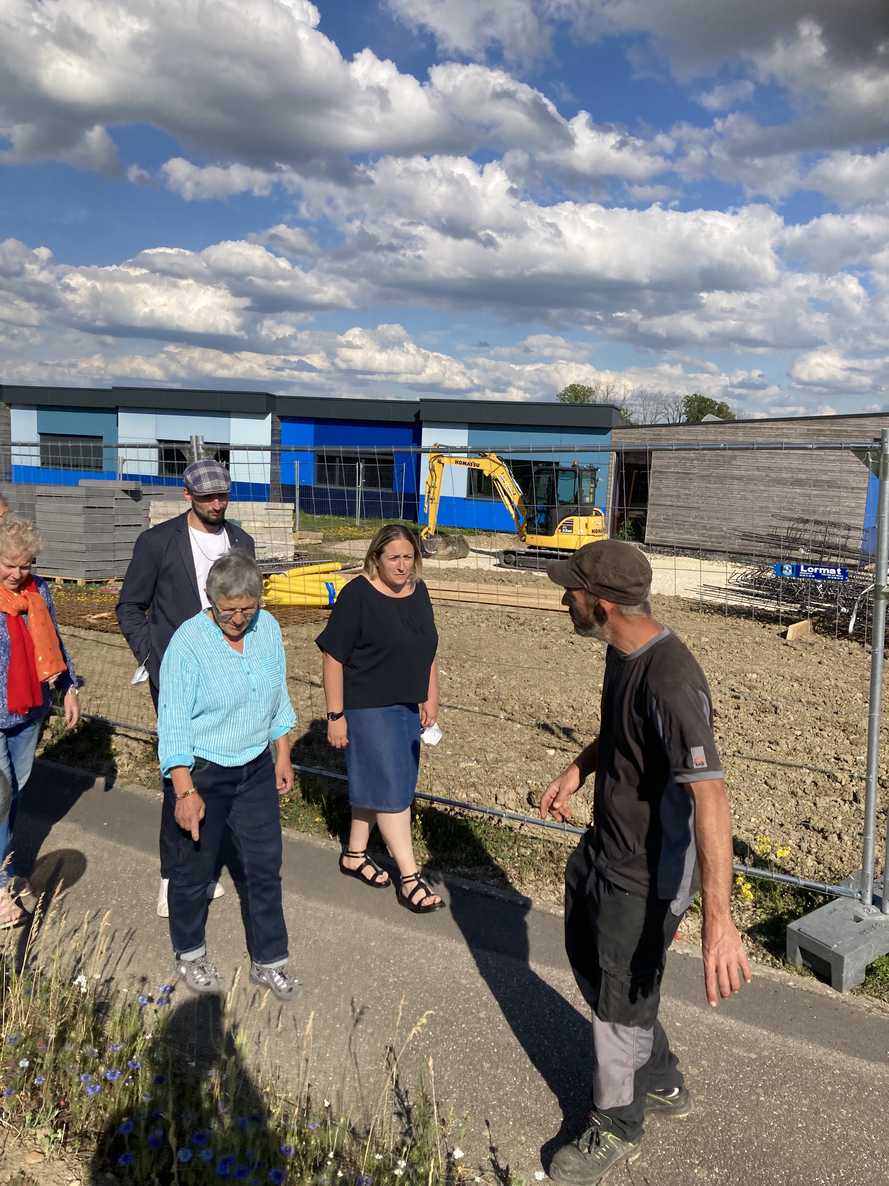 Jean-Baptiste , moniteur de la petite ferme a conduit la visite avec Cristelle Watrin qui a fait le point sur le chantier d'extension.