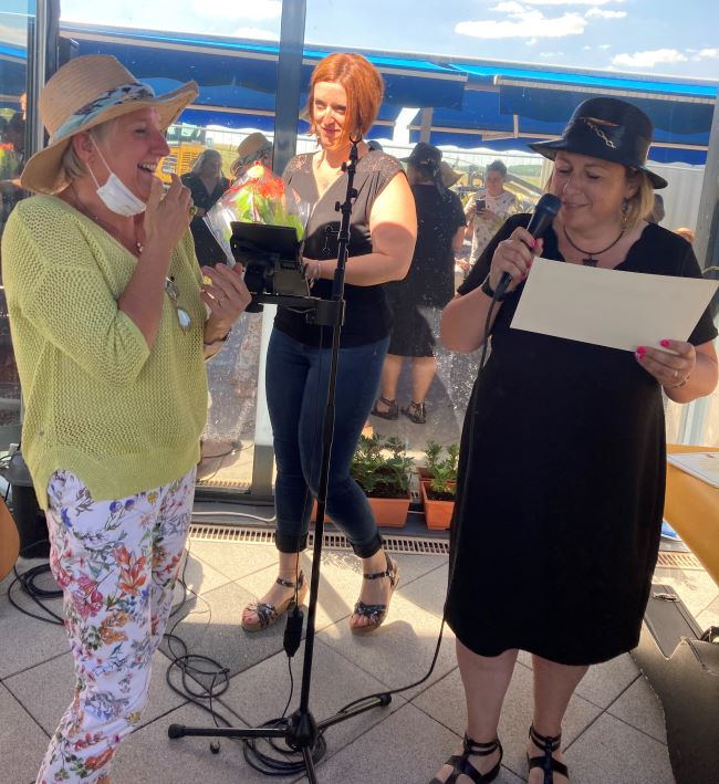 Cristelle et Audrey remettent le "diplôme" de la meilleure secrétaire à Nathalie.