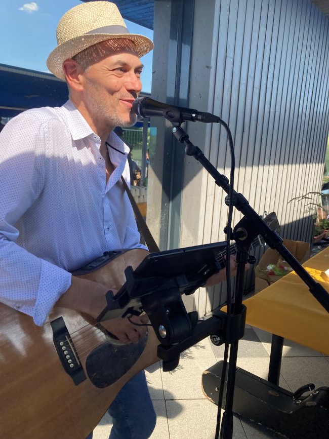 La fête animée par Christophe à la guitare.