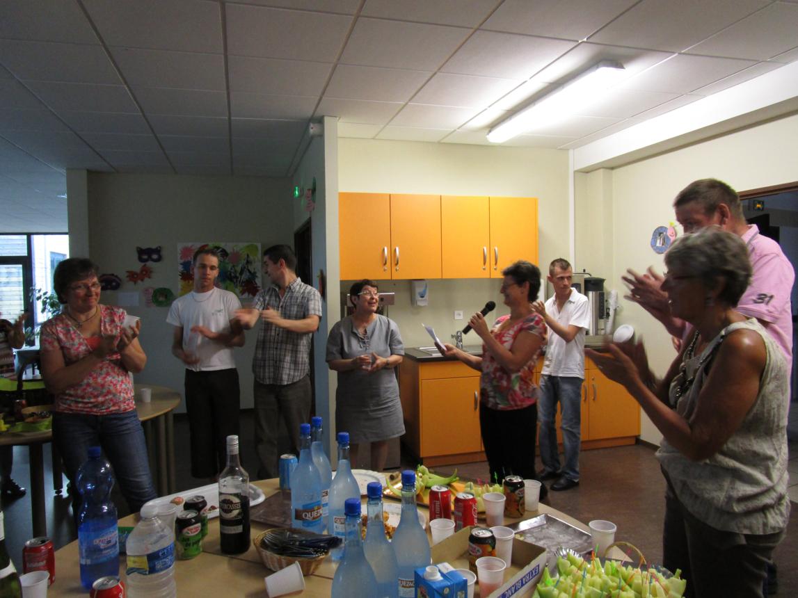 Spontanément, les résidents ont applaudi la nouvelle présidente Spontanément, les résidents ont applaudi la nouvelle présidente