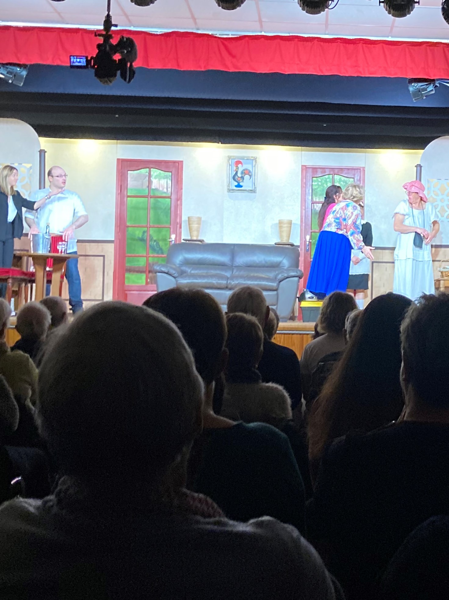 Pendant la représentation, des spectateurs attentifs et détendus Pendant la représentation, des spectateurs attentifs et détendus