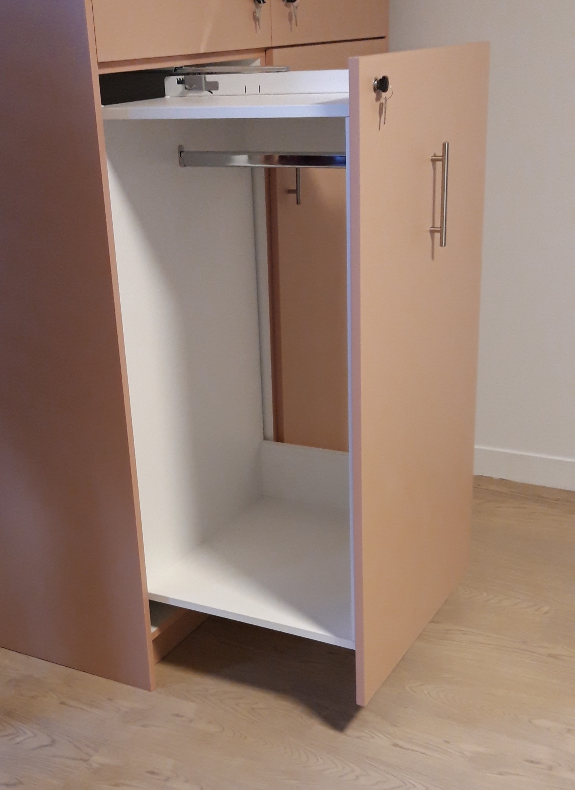 Placard accessible aux personnes en fauteuil roulant Placard accessible aux personnes en fauteuil roulant