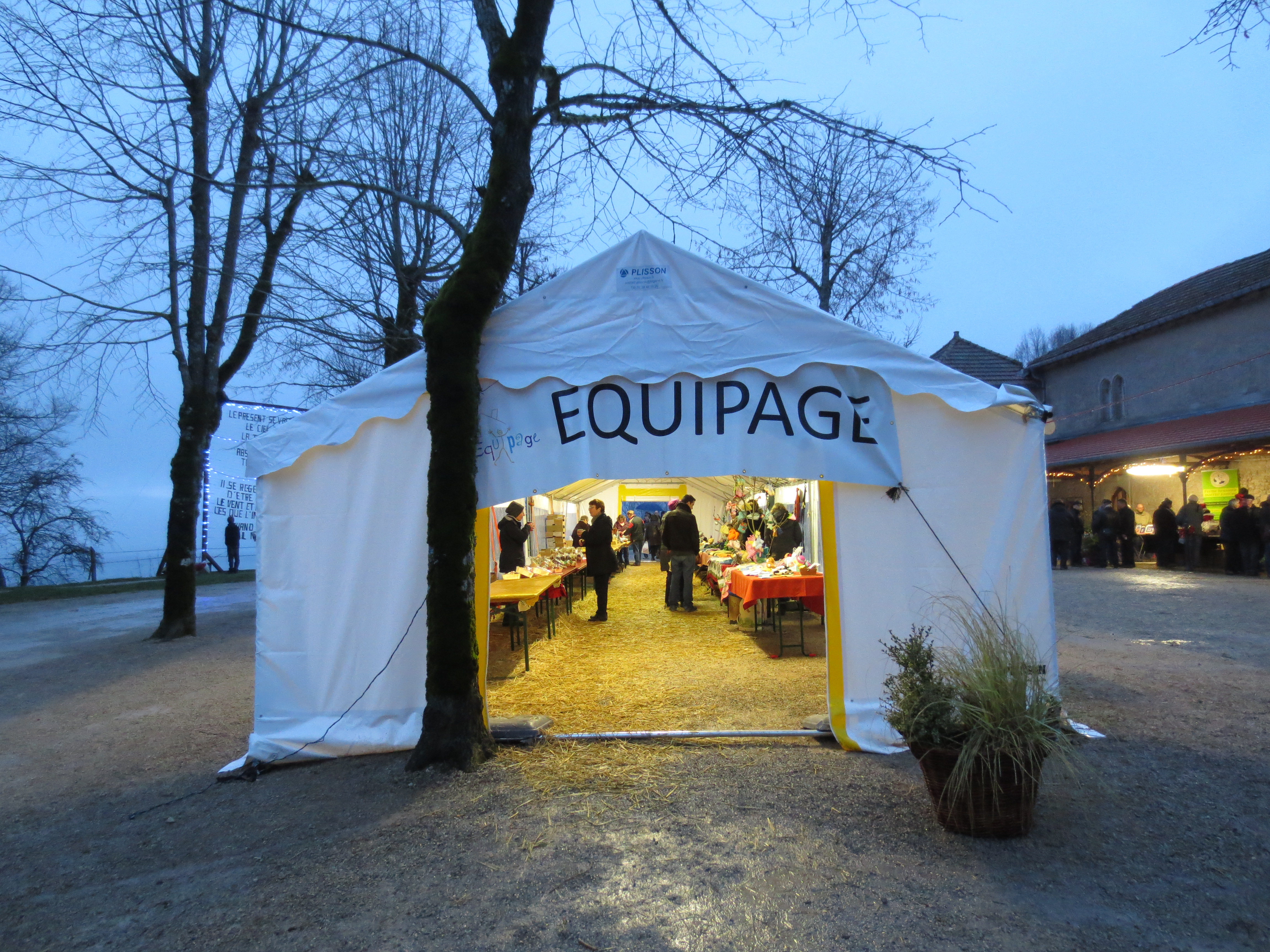 Sur le plateau, un chapiteau aux armes d'Equipage