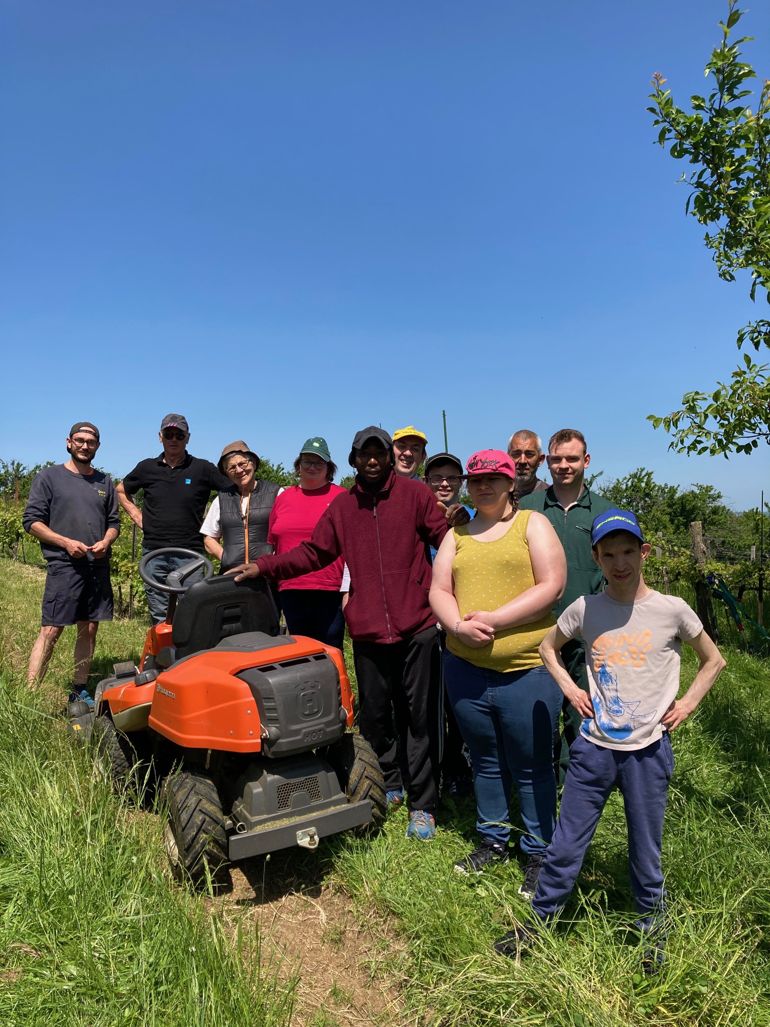Le groupe des vignerons à l'arrivée de Denis en complagnie de Pierre-Marie à gauche Le groupe des vignerons à l'arrivée de Denis en complagnie de Pierre-Marie à gauche