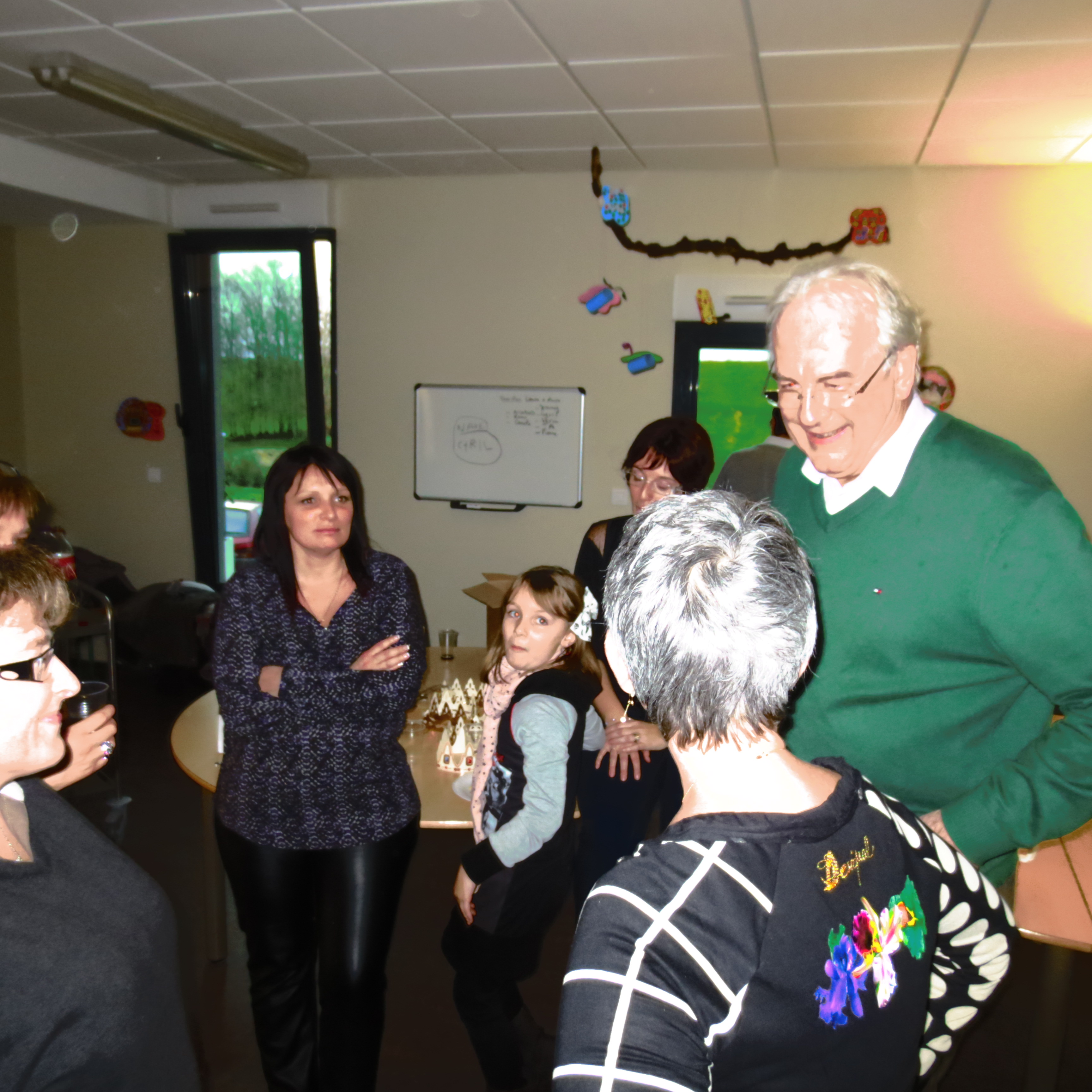 Jacques Royer , directeur général en compagnie du personnel. Jacques Royer , directeur général en compagnie du personnel.