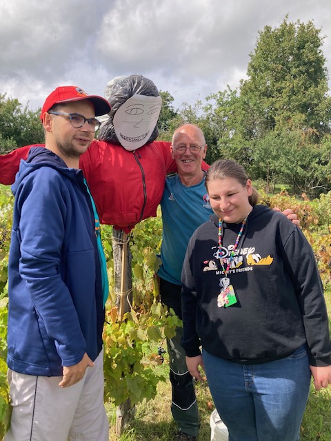 Léa et Pierre avec Denis pour installer le bonhomme à qui Léa a donné un visage effrayant