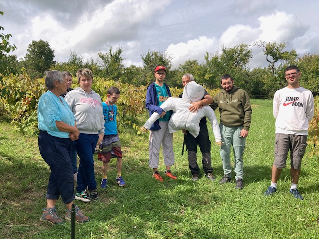 Toute l'équipe prés de la vigne de Denis Toute l'équipe prés de la vigne de Denis