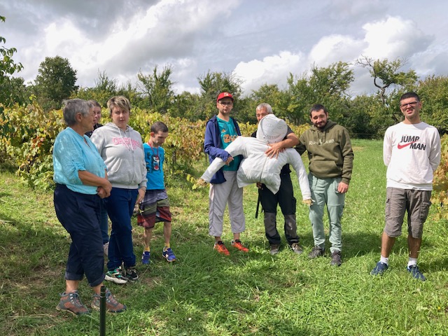 Toute l'équipe prés de la vigne de Denis