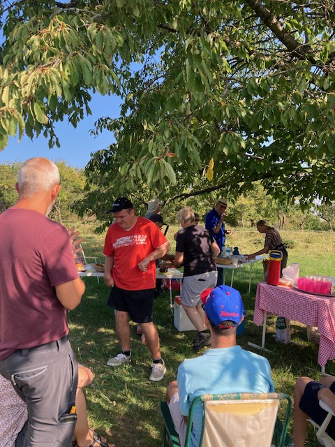 L'heure du repas sur l'herbe.