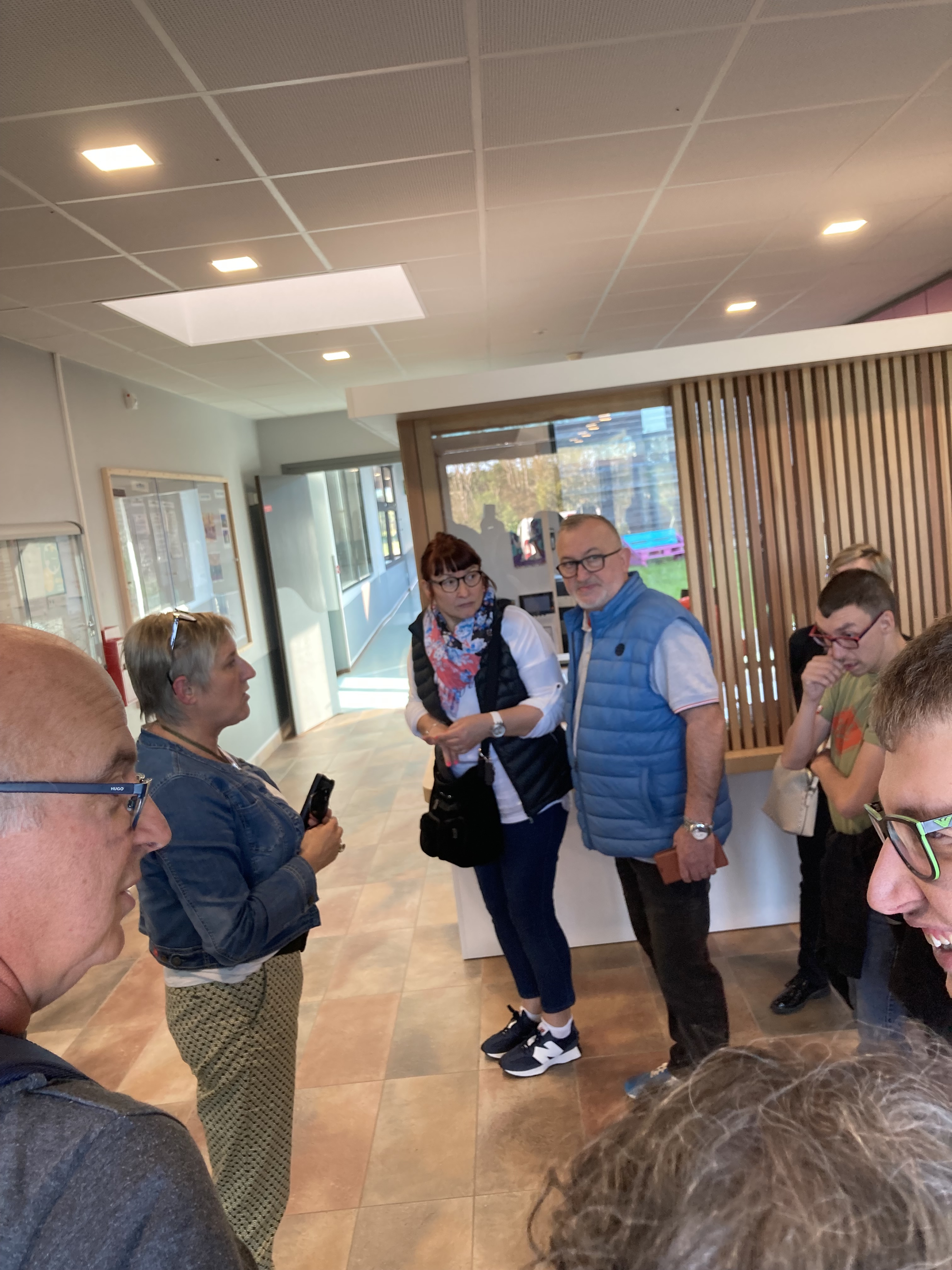 Nathalie conduit la visite des nouveaux locaux. Nathalie conduit la visite des nouveaux locaux.