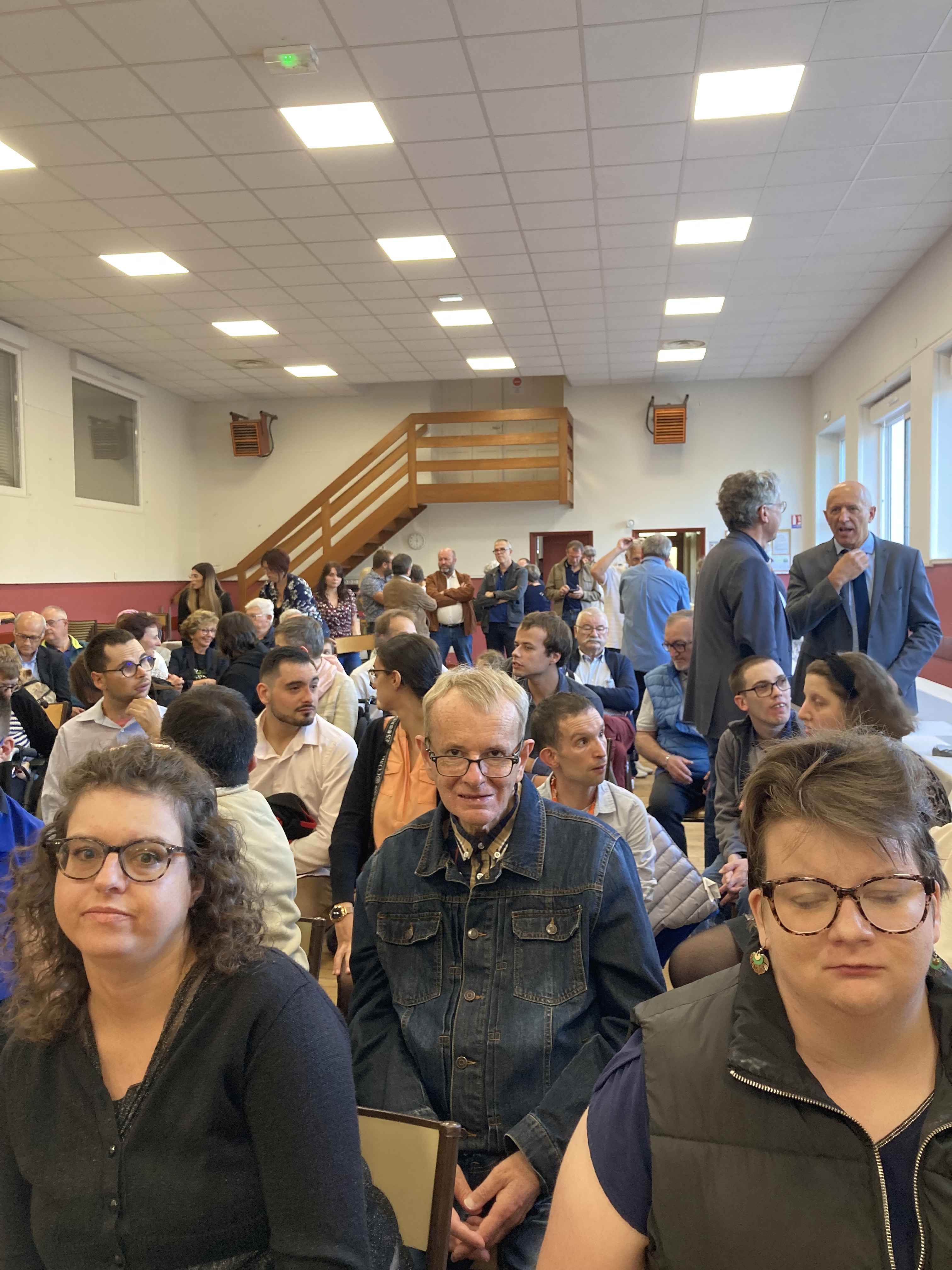 Les invités aux côtés des résidents à la salle des fêtes de Diarville.