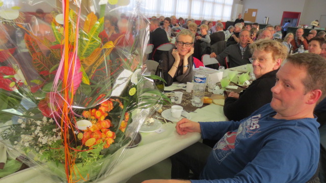 Un jeune couple s'est vu attribuer une superbe gerbe de fleurs