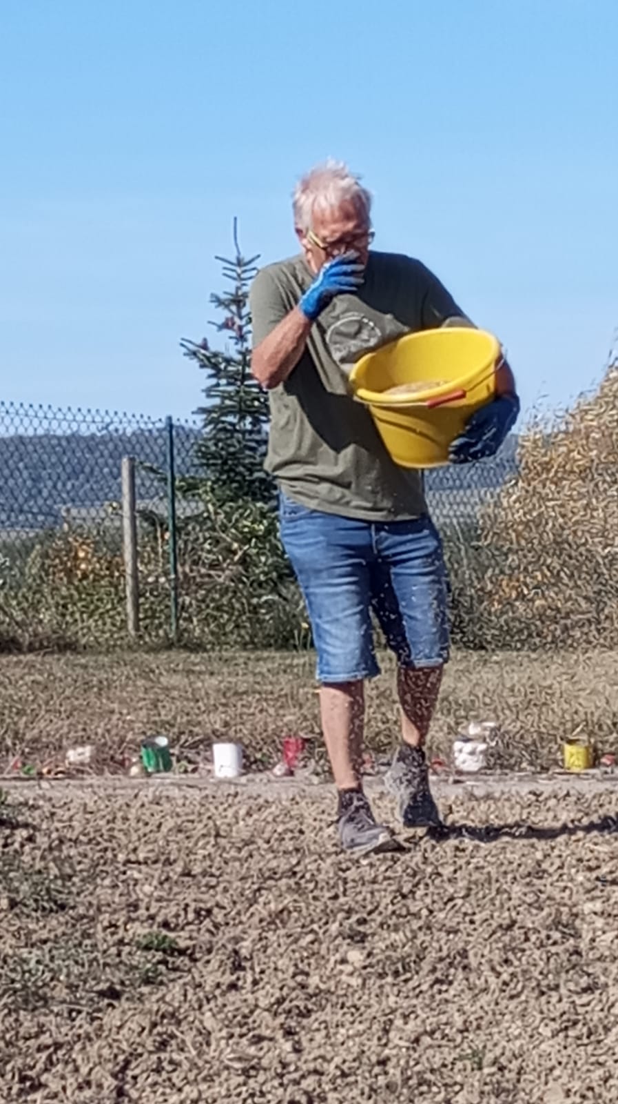 Patrick dans le geste auguste du semeur.