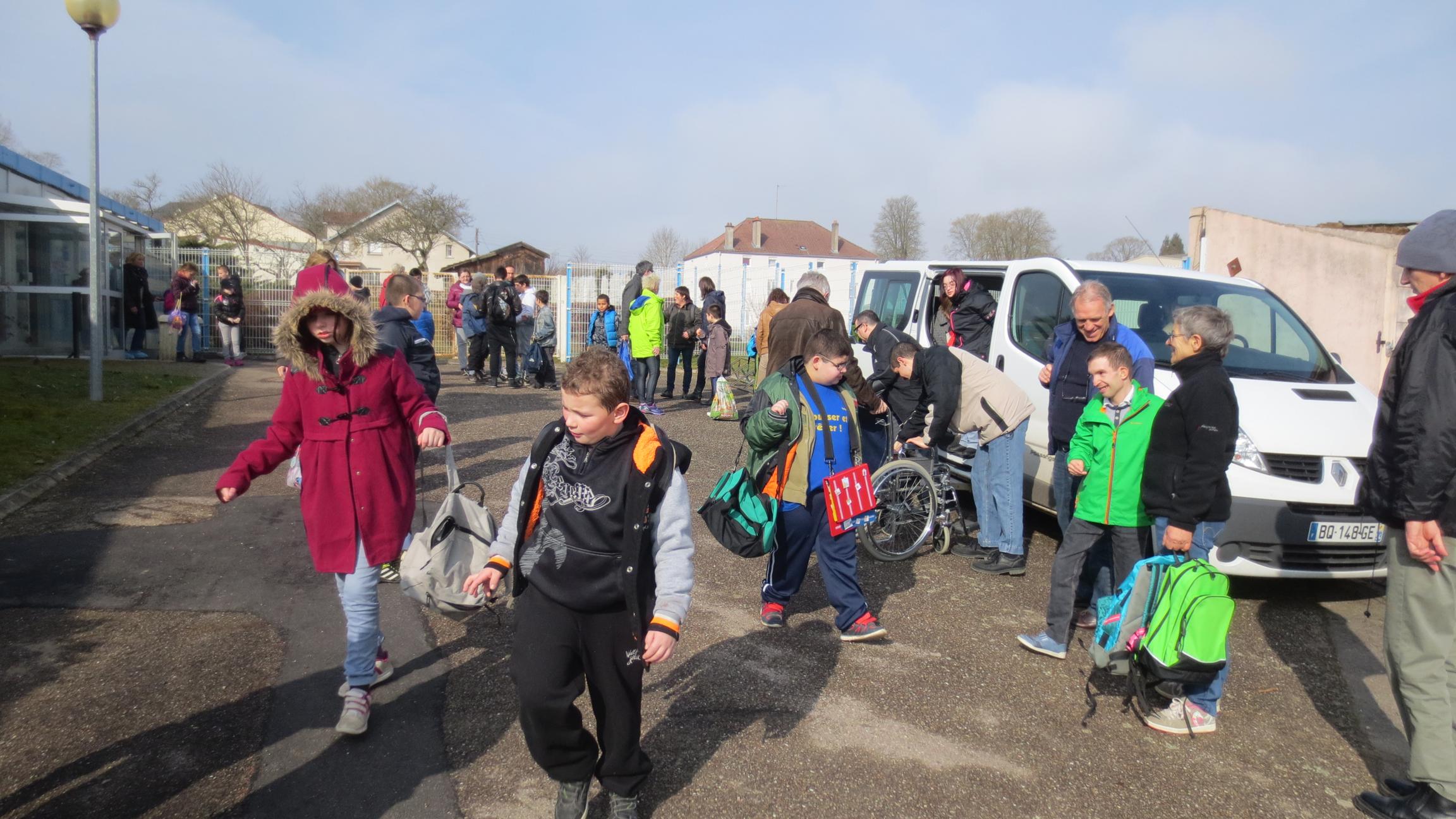 On croise les scolaires qui sortent quand on entre