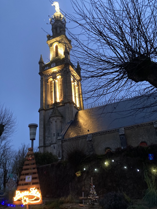 Commencé le samedi sous la pluie et le vent, au pied de la basilique, le marché de NoËl s'éveile. ait monter la garde.